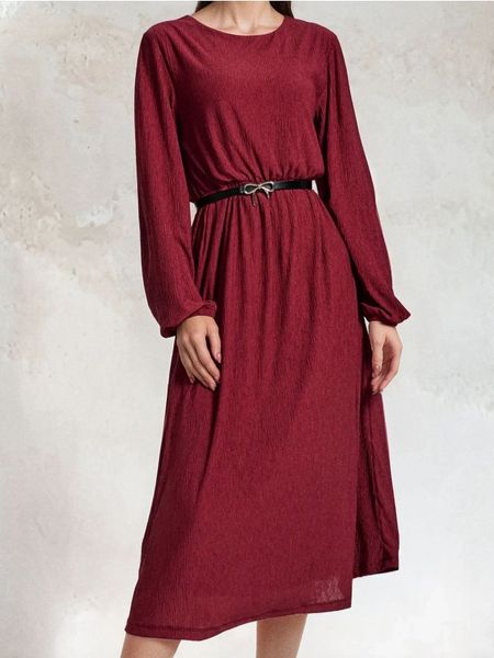 Sukienka z ozdobnym paskiem - bordowy. Czerwone sukienki damskie Sinsay, l, bez wzorów, bez kołnierzyka, bez ramiączek. Za 59.99 zł.