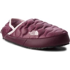 Kapcie THE NORTH FACE - Thermoball Traction Mule IV T9331F5UF Shiny Fig/Burnished Lilac. Fioletowe kapcie damskie The North Face, z gumy. Za 199.00 zł.