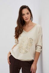 Bluza z dekoltem w serek i nadrukiem piaskowa. Bluzy damskie MOODO, xs, bez wzorów, z bawełny, bez kaptura. W wyprzedaży za 32.99 zł.