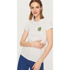 T-shirt z wyhaftowanym wzorem - Jasny szar. Szare t-shirty damskie Reserved. Za 39.99 zł.