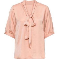 Bluzka oversize z krawatką bonprix różowy. Czerwone bluzki damskie bonprix, z dekoltem w serek, z długim rękawem. Za 74.99 zł.