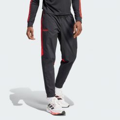Spodnie Predator 30th Anniversary Woven. Czarne spodnie sportowe męskie Adidas, m, bez wzorów, z materiału, do piłki nożnej. W wyprzedaży za 258.35 zł.
