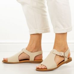 Beżowe skórzane płaskie sandały damskie Cambell 19391. Brązowe sandały damskie Cambell, bez wzorów, z jeansu, bez obcasa, na płaskiej podeszwie, bez zapięcia. Za 219.00 zł.