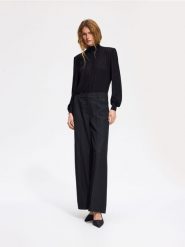Eleganckie spodnie w kant - czarny. Czarne spodnie materiałowe damskie Reserved, l, bez wzorów, z tkaniny. Za 179.99 zł.