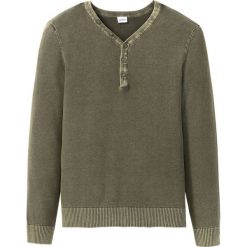 Sweter z efektem wytarcia Regular Fit bonprix ciemnooliwkowy. Swetry przez głowę męskie marki bonprix. Za 109.99 zł.