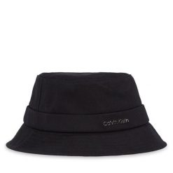 Kapelusz Calvin Klein. Czarne czapki i kapelusze damskie Calvin Klein, bez wzorów. Za 129.99 zł.