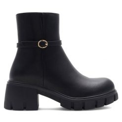 Botki DeeZee. Czarne botki damskie DeeZee, bez obcasa, na słupku, bez zapięcia. Za 143.99 zł.