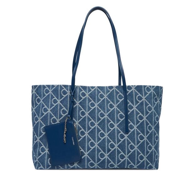 Torebka Calvin Klein. Niebieskie torebki do ręki damskie Calvin Klein, bez wzorów, z denimu, bez dodatków. Za 392.99 zł.