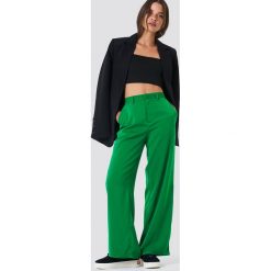 NA-KD Classic Błyszczące spodnie dzwony - Green. Spodnie materiałowe damskie marki NA-KD Classic. Za 161.95 zł.