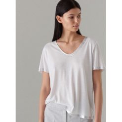 Koszulka z połyskującą lamówką - Biały. T-shirty damskie marki Mohito. Za 59.99 zł.