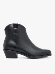 Czarne botki na obcasie. Czarne botki damskie Ryłko, ze skóry, bez obcasa, na obcasie, bez zapięcia. Za 479.99 zł.