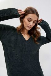 Sweter z dekoltem w serek z metaliczną nitką szmaragdowy. Zielone swetry damskie MOODO, xs, bez wzorów, z włókna, bez kołnierzyka, bez ramiączek, długie, bez kaptura. W wyprzedaży za 39.99 zł.