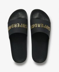 Superdry Premium Metallic Pool klapki damskie z profilowaną wkładką – BLACK/GOLD. Czarne klapki damskie Superdry., bez wzorów, z poliesteru, bez obcasa. Za 137.80 zł.