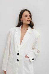 Marynarka z lnem oversize w kolorze WHITE CREAM- HARLEY. Białe żakiety damskie Marsala, bez wzorów, z bawełny, eleganckie. Za 319.90 zł.