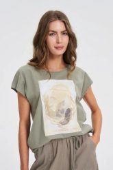 T-shirt z nadrukiem oliwkowy. Zielone bluzki damskie MOODO, l, bez wzorów, z bawełny, bez kołnierzyka. Za 49.99 zł.