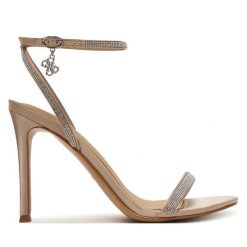 Sandały Guess. Brązowe sandały damskie Guess, z aplikacjami, bez obcasa, na szpilce, bez zapięcia. Za 559.99 zł.