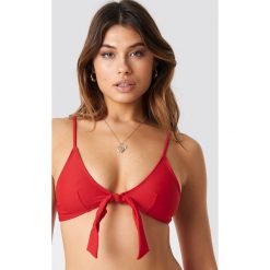 NA-KD Swimwear Góra bikini z wiązanym przodem - Red. Bikini damskie marki NA-KD Swimwear. Za 60.95 zł.