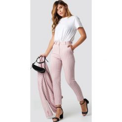 NA-KD Classic Różowe spodnie w paski - Pink. Spodnie materiałowe damskie marki NA-KD Classic. Za 202.95 zł.