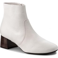 Botki UNISA - Karisi F18 Sty Nascar Softy. Białe kozaki damskie Unisa, ze skóry, bez obcasa. W wyprzedaży za 379.00 zł.