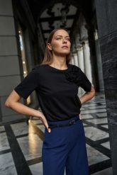 Bawełniana bluzka z aplikacją czarna. Czarne bluzki damskie MOODO, l, z aplikacjami, z bawełny, bez kołnierzyka. Za 79.99 zł.