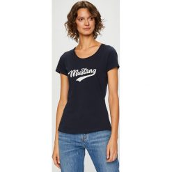 Mustang - Top. Szare topy damskie Mustang, z nadrukiem, z bawełny, z okrągłym kołnierzem, z krótkim rękawem. W wyprzedaży za 49.90 zł.