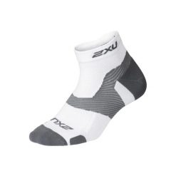 Skarpety sportowe 2XU Vectr Lght Cush 1/4 Crew. Białe skarpety damskie 2XU, bez wzorów. W wyprzedaży za 75.00 zł.