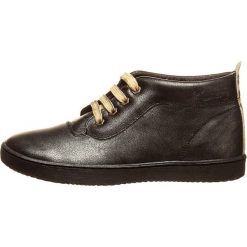 Skórzane sneakersy w kolorze czarnym. Czarne trampki i tenisówki dziewczęce Billowy, bez wzorów, bez zapięcia. W wyprzedaży za 155.95 zł.