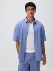 Koszula oversize w paski - niebieski. Niebieskie koszule męskie Reserved, l, bez wzorów, z bawełny, bez kołnierzyka, bez ramiączek. W wyprzedaży za 65.99 zł.