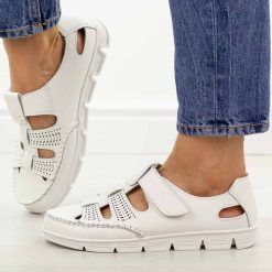 Białe przewiewne skórzane półbuty damskie Sergio Leone sp004. Białe półbuty damskie Sergio Leone, na lato, bez wzorów, z jeansu, klasyczne, z okrągłym noskiem, bez obcasa, na płaskiej podeszwie, bez zapięcia. Za 199.00 zł.