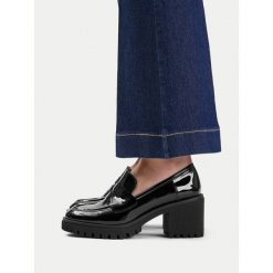 Półbuty JENNY. Czarne półbuty damskie Jenny, bez wzorów, bez obcasa, na obcasie, bez zapięcia. Za 149.99 zł.