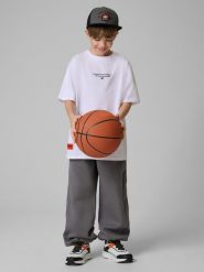 4F Spodnie dresowe joggery chłopięce - szare 122/128 (6-8 lat). Szare spodnie sportowe dla chłopców 4f, bez wzorów, z dresówki, sportowe. Za 119.99 zł.