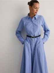 Koszulowa sukienka midi z paskiem - wielobarwny. Sukienki damskie Reserved, l, bez wzorów, z bawełny, bez kołnierzyka, bez ramiączek, midi, koszulowe. W wyprzedaży za 139.99 zł.