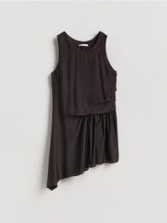 Bluzka z asymetrycznym dołem - ciemnobrązowy. Brązowe bluzki damskie Reserved, l, bez wzorów, z tkaniny, z asymetrycznym kołnierzem, bez ramiączek. Za 119.99 zł.