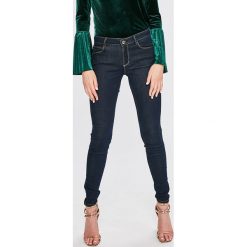 Guess Jeans - Jeansy Curve. Jeansy damskie marki Guess Jeans. W wyprzedaży za 439.90 zł.