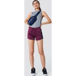 NA-KD Szorty sportowe - Red,Purple. Czerwone szorty sportowe damskie NA-KD, z poliesteru. W wyprzedaży za 40.48 zł.