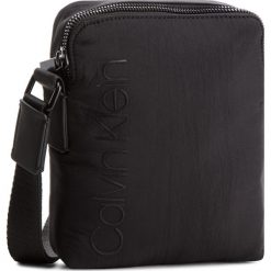 Saszetka CALVIN KLEIN - Strapped Mini Report K50K503777 001. Czarne saszetki męskie marki Calvin Klein, z materiału, młodzieżowe. W wyprzedaży za 239.00 zł.