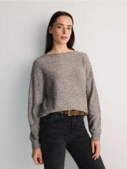 Sweter z metaliczną nitką - brązowy. Brązowe swetry damskie Reserved, l, bez wzorów, z dzianiny, bez kołnierzyka, bez ramiączek, bez kaptura. W wyprzedaży za 89.99 zł.