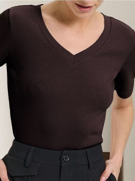 Koszulka z dekoltem V - brązowy. Brązowe t-shirty damskie Sinsay, l, bez wzorów, bez kołnierzyka. Za 12.99 zł.