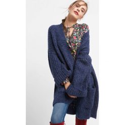 Kardigan oversize. Niebieskie kardigany damskie Orsay, z dzianiny. W wyprzedaży za 80.00 zł.