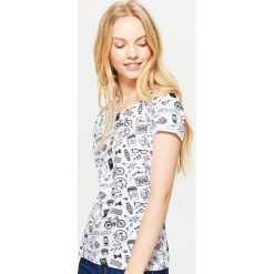Koszulka z nadrukiem all over - Biały. Białe t-shirty damskie Cropp, z nadrukiem. Za 29.99 zł.
