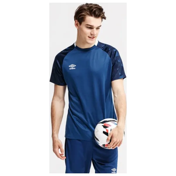 Umbro Koszulka Ss Fragment Jersey , niebieski, rozmiar S. Niebieskie koszulki sportowe męskie Umbro, m, bez wzorów, z jersey, bez kołnierzyka, bez ramiączek, climacool (adidas). W wyprzedaży za 59.99 zł.