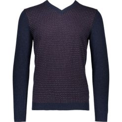 Sweter w kolorze fioletowo-niebieskim. Niebieskie swetry przez głowę męskie marki Benetton, w kropki, z kaszmiru. W wyprzedaży za 84.95 zł.