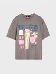 Bawełniana koszulka z nadrukiem Barbie - szary. Szare t-shirty damskie Sinsay, l, bez wzorów, z bawełny, bez kołnierzyka. Za 39.99 zł.