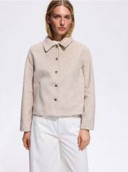 Krótka kurtka z kołnierzem - kremowy. Białe kurtki damskie Reserved, l, bez wzorów, z tkaniny, bez kaptura. Za 159.99 zł.
