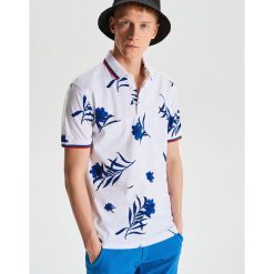 Koszulka polo z kwiatowym nadrukiem - Biały. Koszulki polo męskie marki Cropp. Za 47.99 zł.