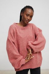 Sweter oversize z bufiastymi rękawami w kolorze BRICK ORANGE - RIVERO-UNI. Pomarańczowe swetry damskie Marsala, na lato, bez wzorów, z wełny, bez kołnierzyka, bez ramiączek, bez kaptura. Za 249.90 zł.