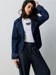 Bawełniana koszulka z naszywką - biały. Białe t-shirty damskie Sinsay, l, z aplikacjami, z bawełny, bez kołnierzyka. Za 19.99 zł.