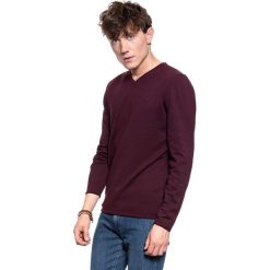 MĘSKI SWETER MUSTANG Emil V Rolledge WINETASTING 1008639 8355. Czerwone swetry przez głowę męskie Mustang, m, bez wzorów, z bawełny, bez kołnierzyka. W wyprzedaży za 69.99 zł.