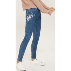 Jegginsy z haftem - Niebieski. Niebieskie legginsy damskie House, z haftami, z jeansu. Za 79.99 zł.
