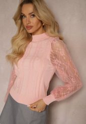 Różowy Golf ze Wstawkami z Siateczki na Rękawach Yelira. Czerwone swetry damskie Renee, z aplikacjami, z jeansu, bez kołnierzyka, bez ramiączek, bez kaptura. Za 59.99 zł.